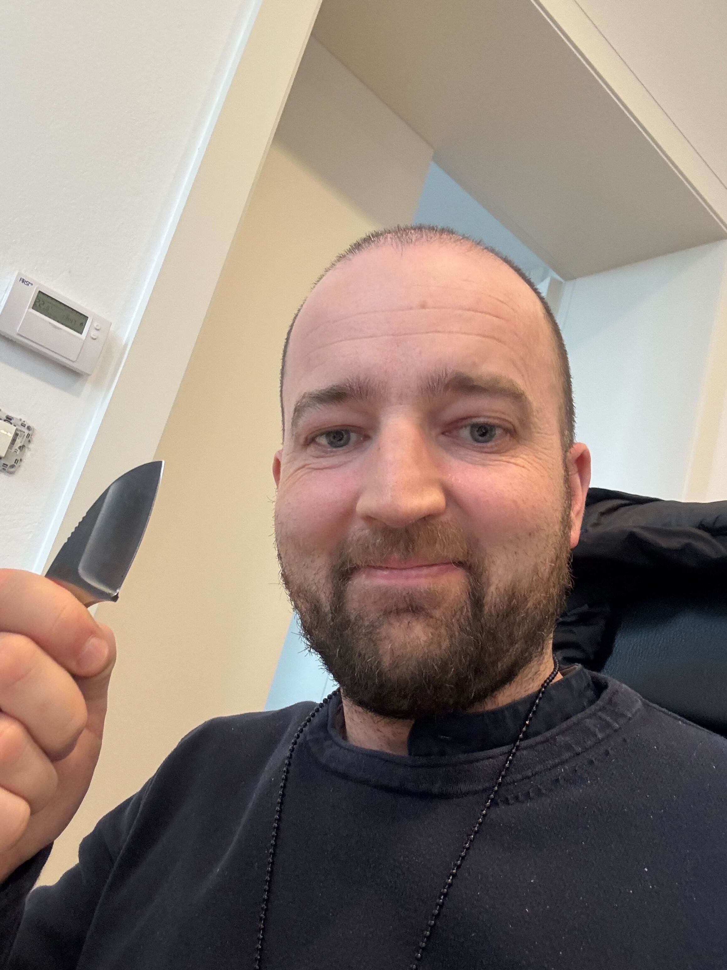 Marhi kot DJ v zeleni majici na piksel zabavi